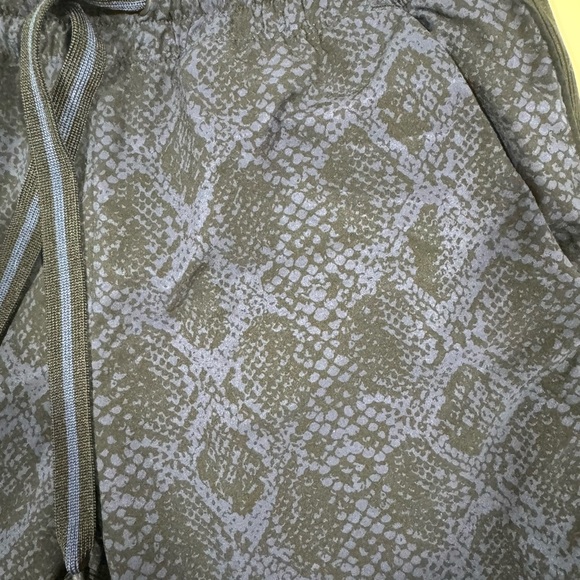 Women’s Athleta Snakeskin Print Cuffed Brooklyn Jogger Pants Size 4 EUC - Picture 8 of 14